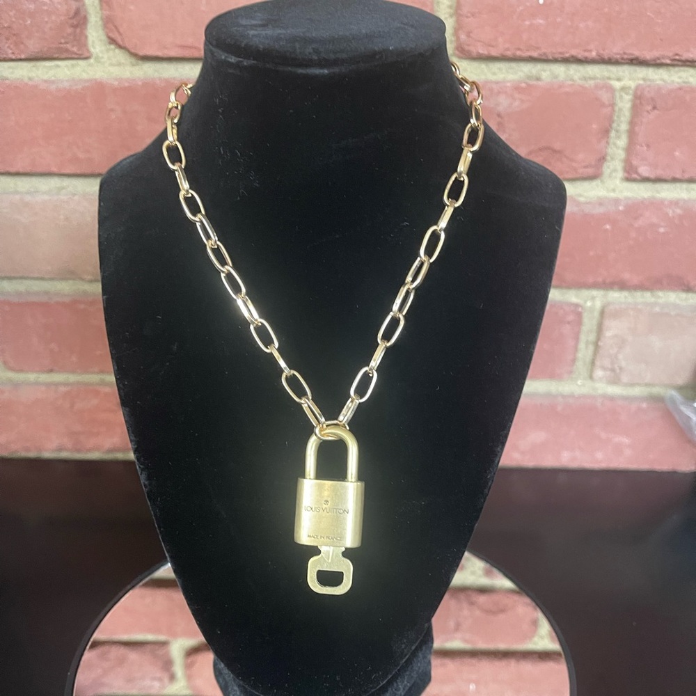 🔥Authentic: 🔥Louis 🔥Vuitton 🔥lock & key  # 322🔐
